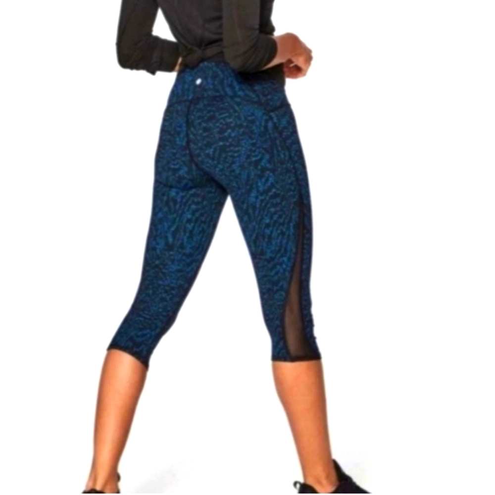 LIKE NEW Lululemon Athletica Speed Crops, Size 4, Blue, Black